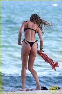 candice-swanepoel-bikini-15.jpg