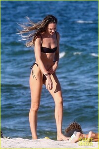 candice-swanepoel-bikini-23.jpg