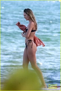 candice-swanepoel-bikini-29.jpg