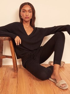 cashmere-relaxed-v-neck-black-3.jpg