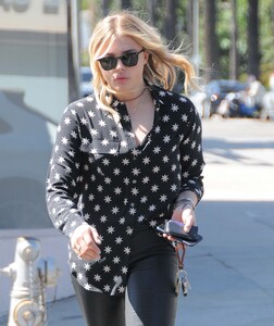 chloe_moretz_shopping_at_rite_aid001.jpg