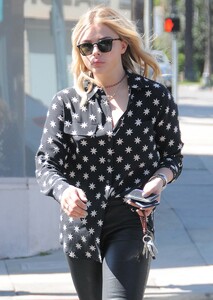 chloe_moretz_shopping_at_rite_aid003.jpg