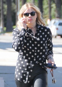 chloe_moretz_shopping_at_rite_aid005.jpg