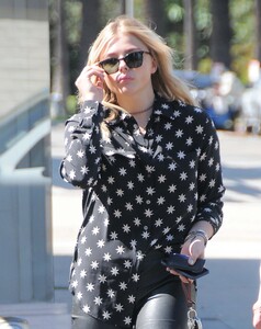 chloe_moretz_shopping_at_rite_aid006.jpg