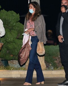 cindy-crawford-night-out-in-malibu-10-15-2020-1.jpg