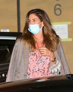 cindy-crawford-night-out-in-malibu-10-15-2020-2.jpg