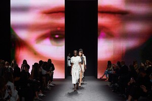 defile-drome-printemps-ete-2021-milan-look-34.thumb.jpg.34e8272fd2eb68871633227b7ba83eb7.jpg