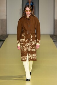 defile-salvatore-ferragamo-printemps-ete-2021-milan-look-21.thumb.jpg.d674910b33369e44c7b013b0d21543bb.jpg