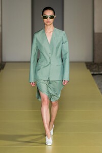 defile-salvatore-ferragamo-printemps-ete-2021-milan-look-27.thumb.jpg.84a9c6c9f5bb6d0f89c321fada60930f.jpg