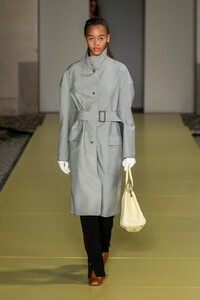 defile-salvatore-ferragamo-printemps-ete-2021-milan-look-30.thumb.jpg.a43f54b2bf38196b29841b5451bda085.jpg