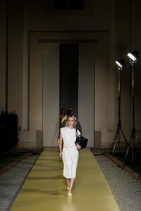 defile-salvatore-ferragamo-printemps-ete-2021-milan-look-35.thumb.jpg.4579fa71dd1255bbd8d5b161d947f51e.jpg