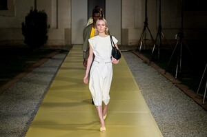 defile-salvatore-ferragamo-printemps-ete-2021-milan-look-36.thumb.jpg.7d3533c9cb6356c5749bab43f3ee87a8.jpg