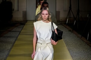 defile-salvatore-ferragamo-printemps-ete-2021-milan-look-37.thumb.jpg.e5fe9638e1f5df4a8798ae3827dd03b7.jpg