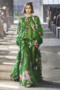 defile-valentino-printemps-ete-2021-milan-look-60.thumb.jpg.895d3d90a609ce6a25372d6a7a9f3213.jpg