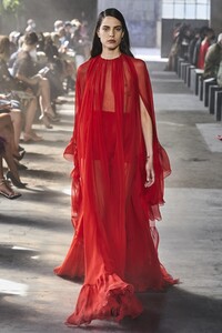 defile-valentino-printemps-ete-2021-milan-look-66.thumb.jpg.d7b0da4f95e8f5b313e42a3b7bf1d843.jpg