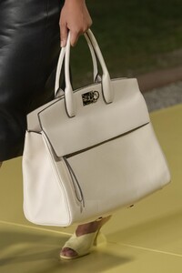 detail-defile-salvatore-ferragamo-printemps-ete-2021-milan-detail-95.thumb.jpg.38766da1ebe9f458a0ef745f07c7fb55.jpg