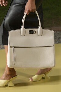 detail-defile-salvatore-ferragamo-printemps-ete-2021-milan-detail-97.thumb.jpg.1865c0a4d29f780d04386d1816bc0a65.jpg