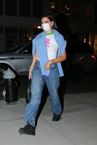 dua-lipa-arrives-at-gigi-hadid-s-apartment-in-new-york-09-30-2020-3.jpg