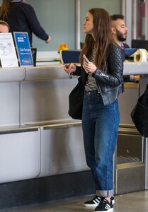 keira-knightley-at-berlin-tegel-airport-4_thumbnail.jpg