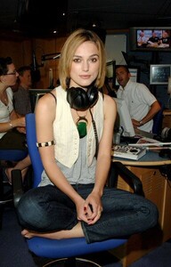 keira-knightley-barefoot-wearing-jeans-x8-7.jpg