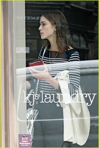 keira-knightley-mom-jeans-01.jpg