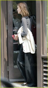 keira-knightley-mom-jeans-03.jpg