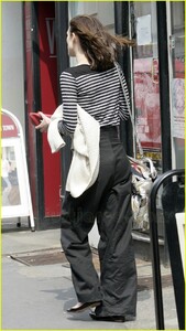 keira-knightley-mom-jeans-04.jpg