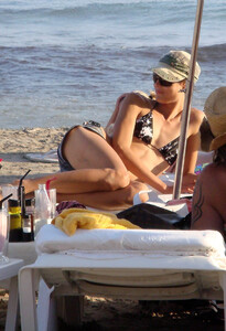 keira-knightley_bikini-candids-on-the-beach-in-ibiza-04.jpg
