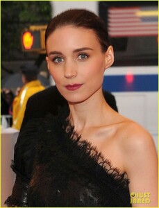 rooney-mara-met-ball-2012-03.jpg