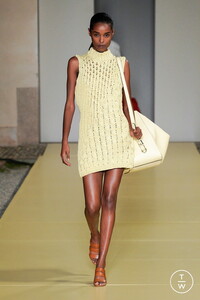 salvatore-ferragamo-ss21-0005-969c2b.thumb.jpg.e7e0774a5b21e9b87d27ce0ab658f047.jpg