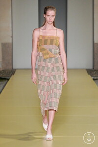 salvatore-ferragamo-ss21-0008-a48b26.thumb.jpg.367963a3d0e46ca4ce7825897c03b9fd.jpg