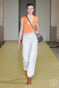 salvatore-ferragamo-ss21-0014-c5412d.thumb.jpg.7ce9f5a59e50d757bdcb66b07123a0c9.jpg