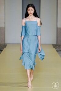 salvatore-ferragamo-ss21-0022-ec9a1c.thumb.jpg.19a2d8a51db9dbf1ddcb67f883d96f31.jpg