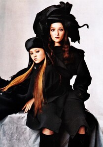 us_vogue_july_1999_12.thumb.jpg.e248bf19dbe1a73cadf816f2e7403562.jpg