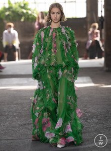 valentino-ss21-0059-c1a65c.thumb.jpg.2a08f89df92642e32ad23154b5d7677d.jpg