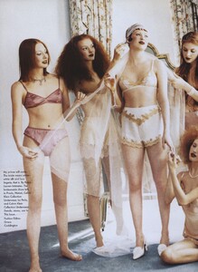 von_Unwerth_US_Vogue_June_1998_01.thumb.jpg.09f2eb1723726e0cf59edca4240ff65c.jpg