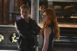 -Shadowhunters-1x02-The-Descent-Into-Hell-Is-Easy-stills-clary-fray-39282905-1000-667.jpg