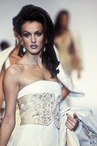 1023101954_ChristianDior1993WomenRTW123.thumb.jpg.93a093451f395214deb0e64974bbead2.jpg