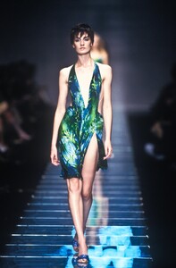 1047699237_Versace2000WomenRTW64.thumb.jpg.dc74f437c8196d14aa81f9e3eb07a964.jpg