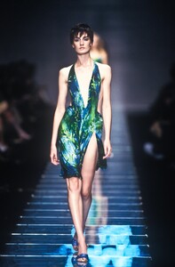 1047699237_Versace2000WomenRTW64.thumb.jpg.dc74f437c8196d14aa81f9e3eb07a964.jpg