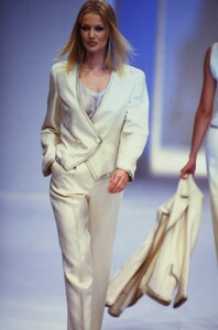 1058659015_SalvatoreFerragamoSpring1993(9).thumb.jpg.98af899c13766caabc7380825e7db939.jpg