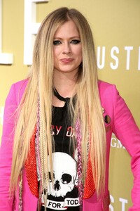 106010611_avril-lavigne-9.jpg