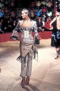 1067354017_JohnGalliano1997WomenRTW7.thumb.jpg.2f1b5cc4c299aac7bc5e880bc12740c6.jpg