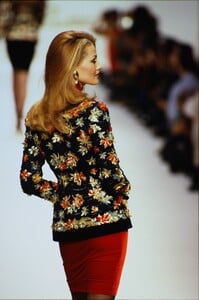 108652955_oscar-de-la-renta-fw-1992(11).thumb.jpg.16800312ac2b0367afeb6a62663485d7.jpg