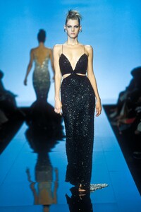 1099057737_Valentino2000HauteCouture6.thumb.jpg.0672479f3052062935c81e1c7794f797.jpg