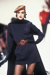 1112762366_YvesSaintLaurent1992WomenRTW53.thumb.jpg.eeb95b56a14b54569fa8c63744f3461b.jpg