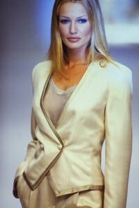 1132695040_SalvatoreFerragamoSpring1993(6).thumb.jpg.35cf2d149089bee643f14234a9573359.jpg