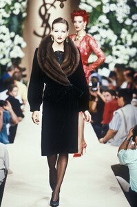 1134940693_YvesSaintLaurent1995HauteCouture82.thumb.jpg.bf2574114b147aa1b670932fafed5b9f.jpg