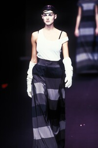 1151594958_Balenciaga1997WomenRTW45.thumb.jpg.4f11cc343e3e861dabe2336fee01d986.jpg