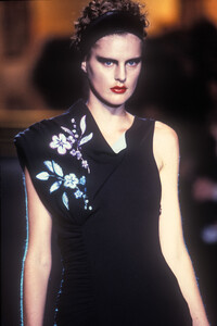 1158267611_GianniVersace1997HauteCouture20.thumb.jpg.e4f192ea6f6dbcb326214b57ce264bc5.jpg